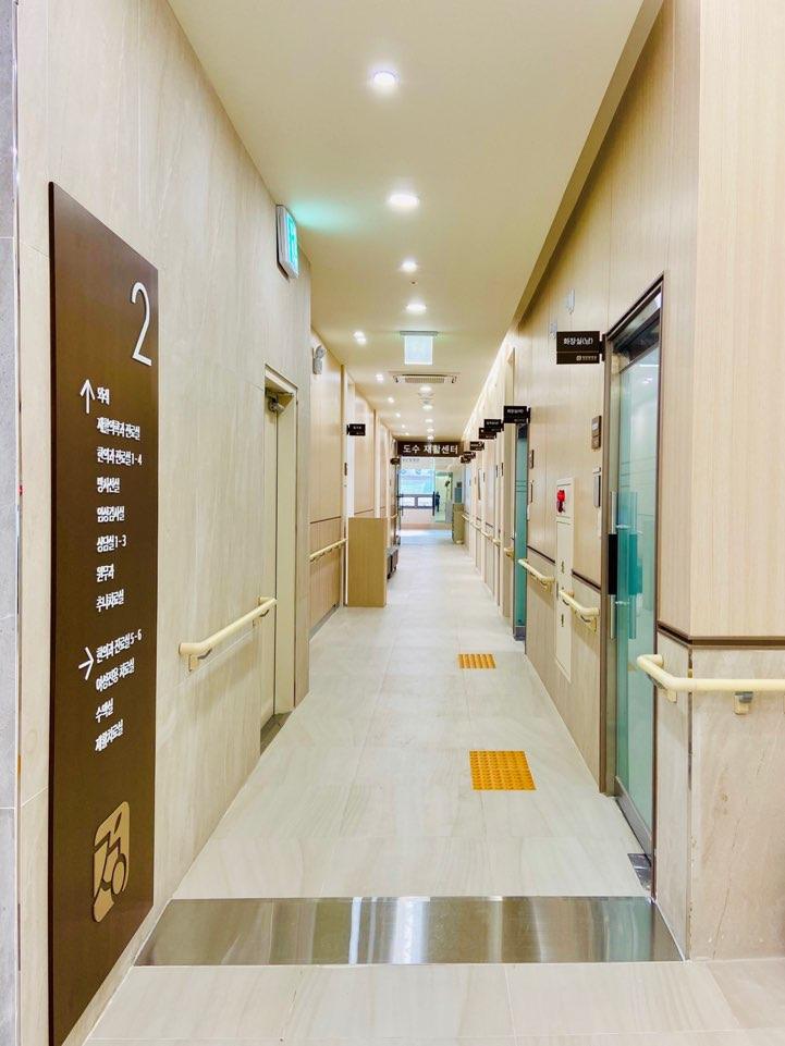 정한방병원 점자블록과 양측 핸드레일