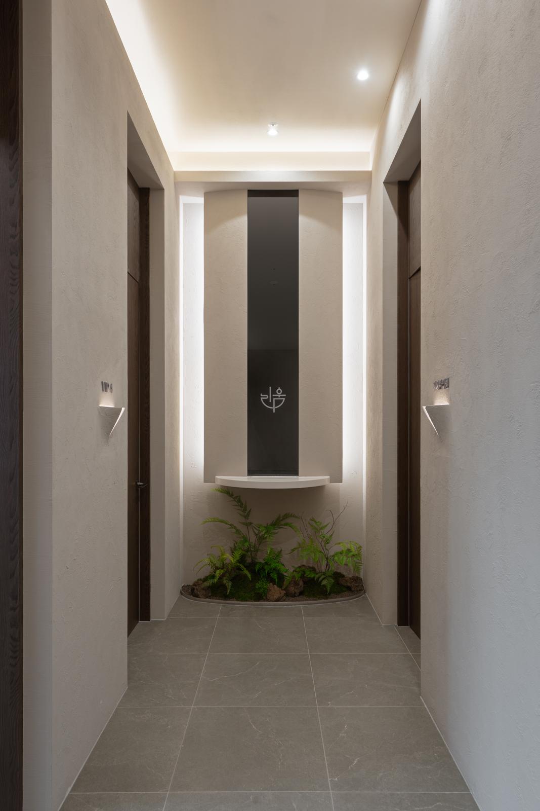 로고 니치와 식재가 있는 VIP 복도 끝